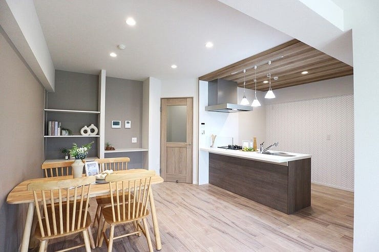 おしゃれな内装で落ち着きのあるLDK
約17帖あり家具のレイアウトもしやすい♪
休日まったりおうちでくつろぐ日が思わず楽しみになっちゃいそうな空間...♪