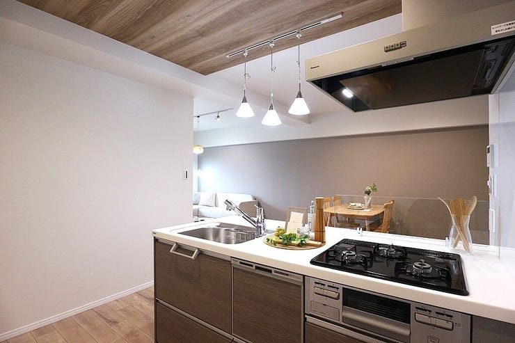 食洗器付きのカウンターシステムキッチン
3口コンロで作業スペースも広く嬉しいポイント♪