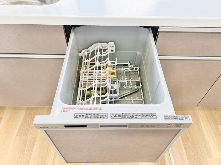 家族全員の使った食器はまとめて食洗機へ!家事の時短にはありがたい設備ですね。食後の面倒な後片付けを任せることで、夜の自由時間がグッと増え、ご家族でテレビを見たり団らんしたりする時間を楽しめます。