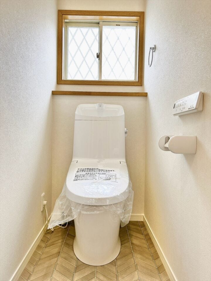 明るくて清潔感のあるトイレスペース。毎日何度も使う場所だからこそ、ホッと落ち着けるインテリアにこだわりました。白を基調とした爽やかな空間が、日々の暮らしの中にさりげない癒やしのひと時をもたらします