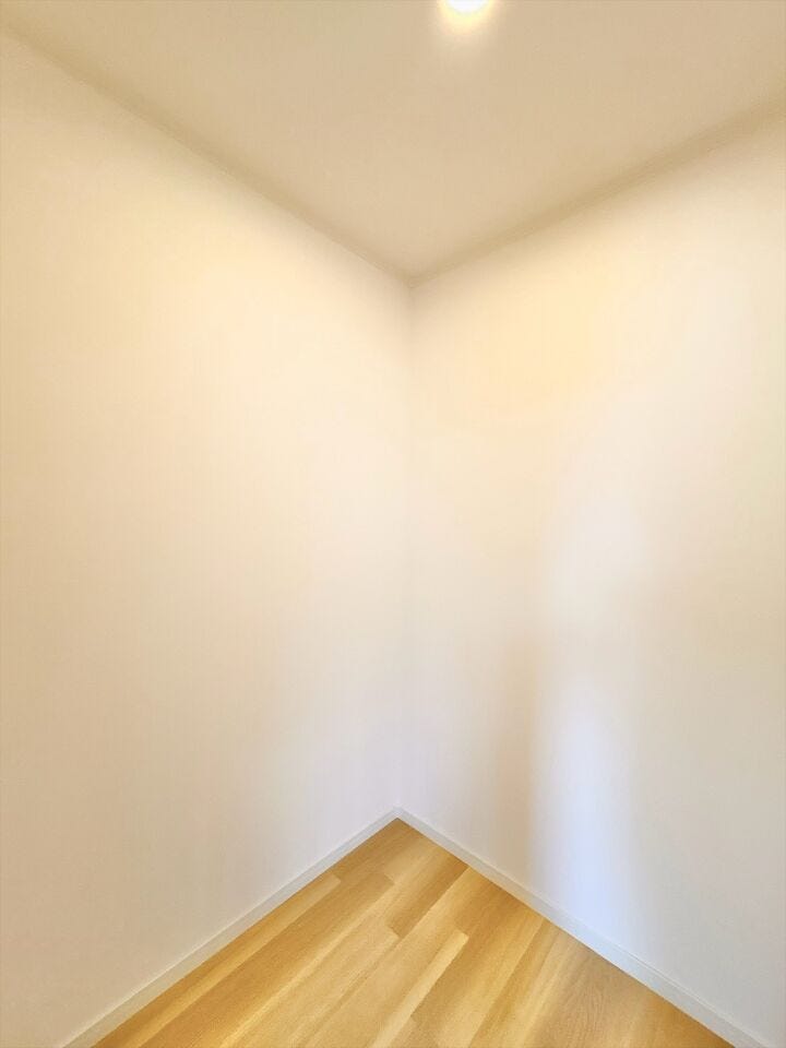 ゆとりのある収納でお部屋をすっきりと出来ます。衣類や小物をしっかり隠して収納できるため、居住空間に生活感を出さず、お気に入りの家具やインテリアを美しく引き立てた理想の部屋づくりを楽しめます。