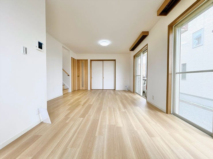 南向きのリビングは陽当たりも良く、室内の隅々まで明るい光が差し込みます。心地よい開放感に包まれながら、家族の笑顔が自然とあふれるかけがえのない団らんのひと時をゆったりとお過ごしいただけます。
