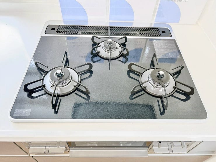 使いやすい3口コンロでお料理の時間がより楽しくなりそうです。汁物、炒め物、煮込み料理を同時に進められるため、夕食の準備もスピードアップ!忙しい毎日でも、手際よく美味しいお料理が完成します。