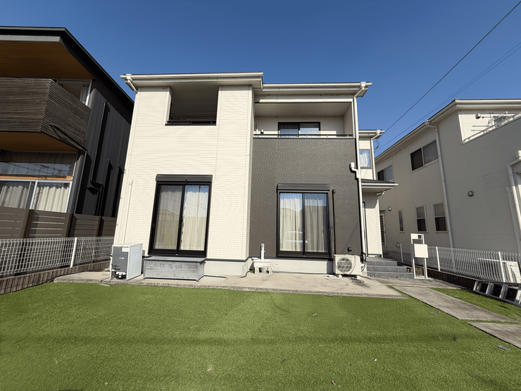 【外観】
現在居住中の為、一部加工を施しています。