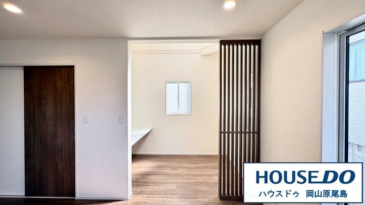 リビング横には、スタディーカウンター付きのワークスペースも完備!