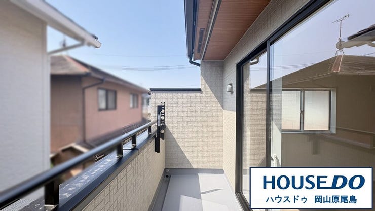 陽当り良好なバルコニーには、洗濯物干しに便利な竿かけも完備しています◎