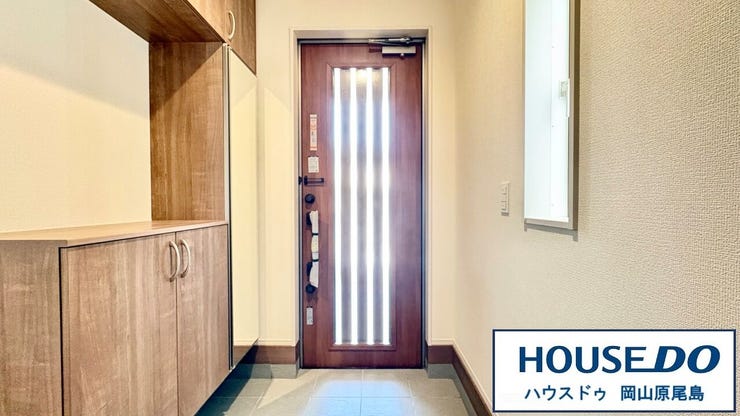 人を迎え入れる最初の場所だからこそ、清潔感がある空間にして頂ける様にゆとりあるシューズボックスを設置しました。おでかけの時も帰った時も、「我が家」を最初に感じでもらえる素敵な空間に♪