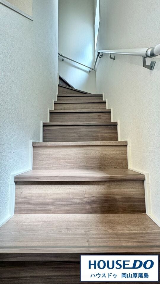 手摺り付きで子供さんの往来も安心です!明るい窓からの自然光が、階段を優しく照らし、開放感のある空間を演出します。