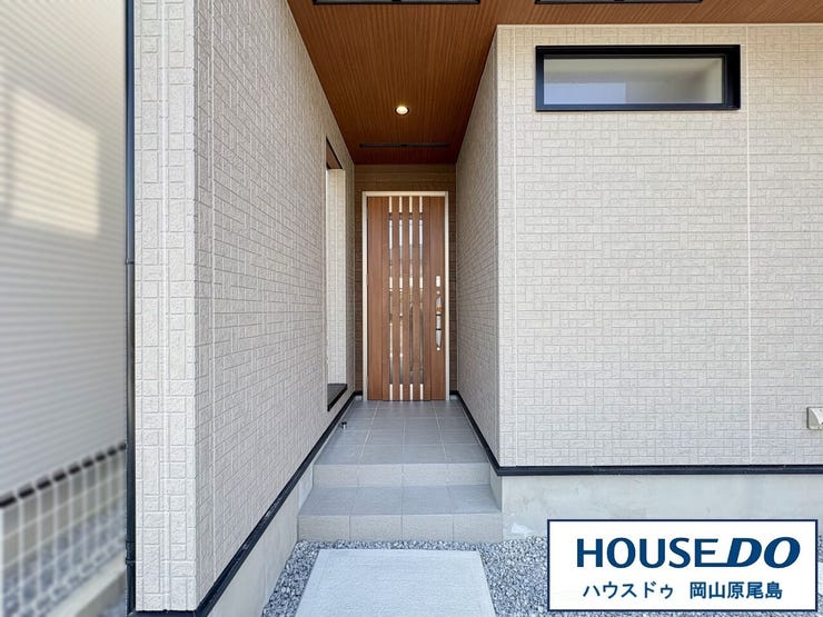 屋根付きなので、雨の日も傘の開閉や鍵の出し入れ時も濡れずに快適♪