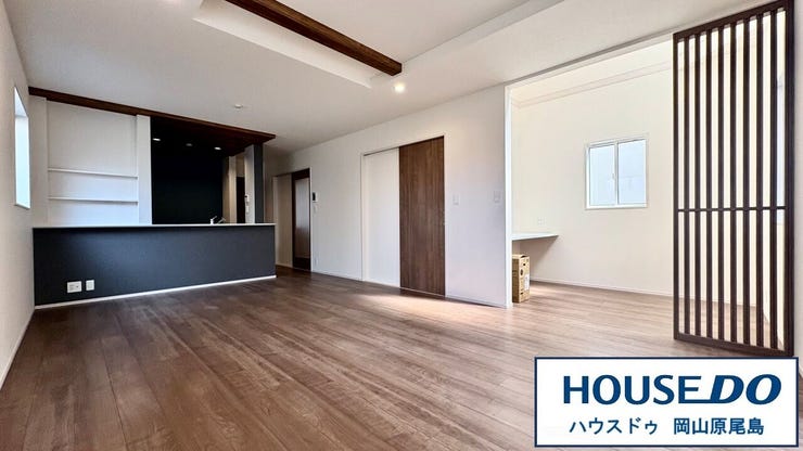 【リビング】
センス良く窓を配置することで、開放感溢れる明るく気持ちの良いLDK空間となっております♪