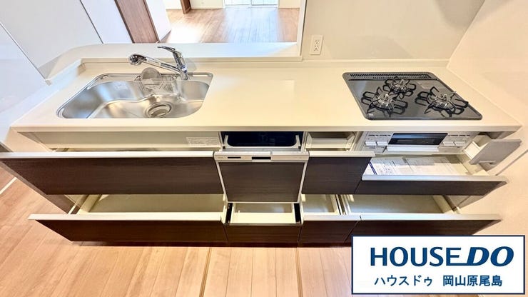 清潔感のある使いやすいキッチンは、スライド収納で毎日のお料理も楽々♪