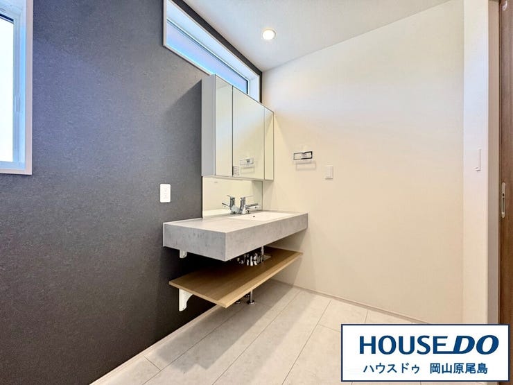 お洒落なデザインの洗面化粧台です。ミラー裏に収納でき、生活感なくすっきり♪