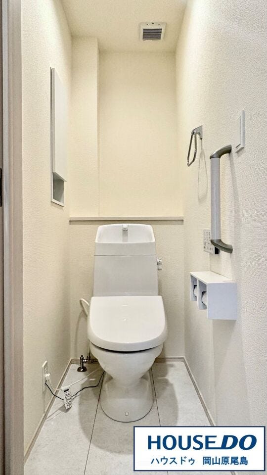 トイレは1階と2階に配置、清潔感のある温水洗浄便座です。