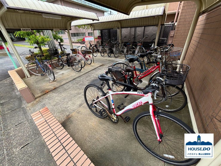 駐輪場は屋根付きです。