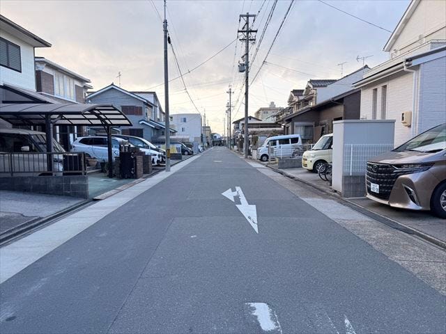 道路幅にゆとりがあるので、車種を選びません。大きめの車を乗りたい方にもオススメです。