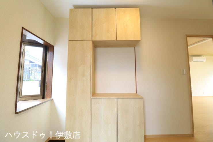 【シューズボックス】
高さのあるシューズボックス付きで、家族みんなの靴を収納できます