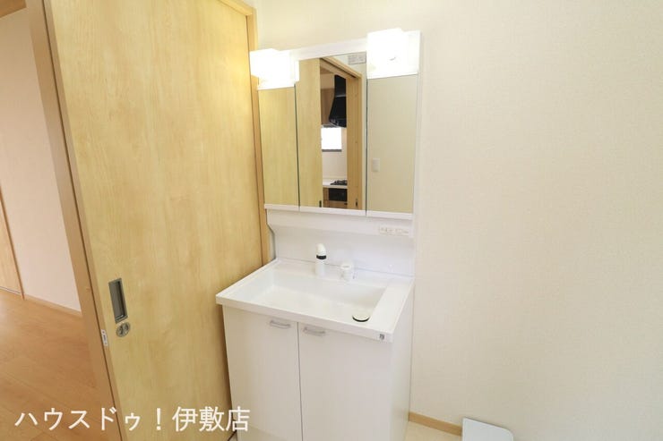 【洗面台】
白く清潔な洗面台は一日のはじまりのスイッチを入れるのにピッタリなスペース。