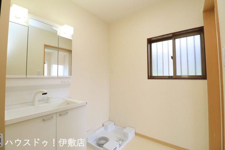 【洗面所】
もしもの時も安心の洗濯パン付!窓もついており、すぐに換気できます