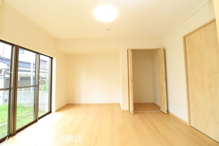 【洋室6帖】
クローゼット付でお部屋を広く使用できます