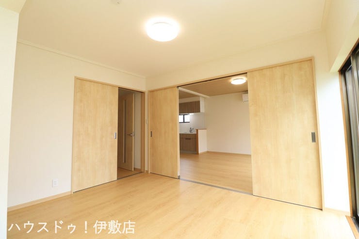 【洋室6帖】
玄関側とリビング側の2方向に出入り口があり、客間としても使用可能です