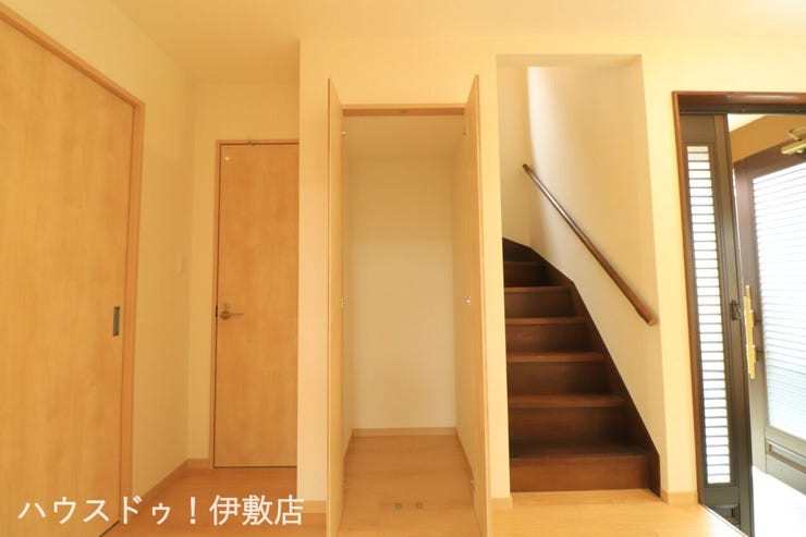 【1F廊下収納】
扉付きで生活感を出さずに収納可能です