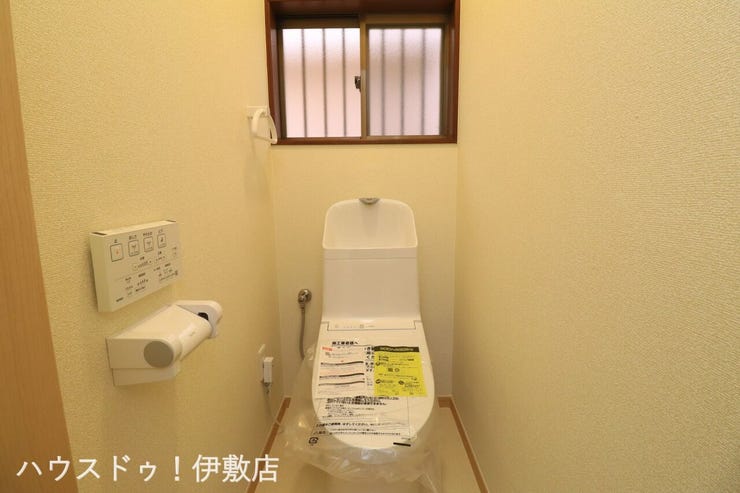 【1Fトイレ】
ウォシュレット機能付きトイレです!
タオルリングやペーパーホルダーも完備です