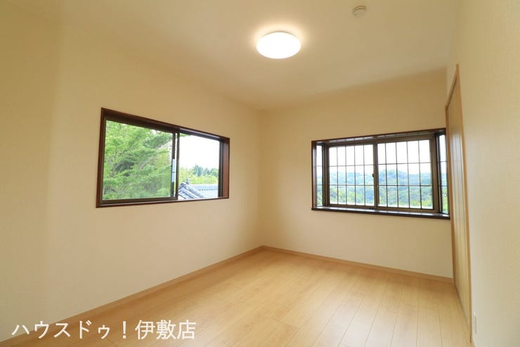 【2F洋室6帖】
二面に窓があるため一日中安定した明るさが保てます。腰高窓なので家具の配置もしやすく模様替えも楽しめそうです。