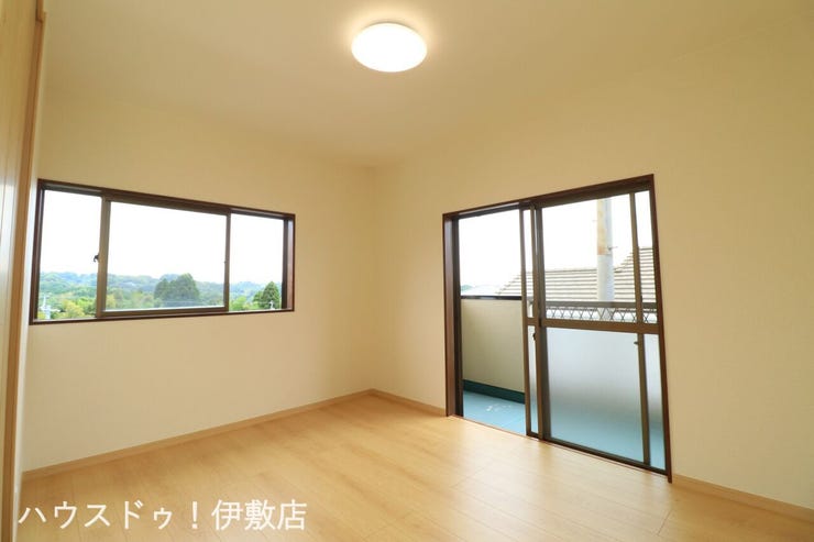 【2F洋室6帖】
掃き出し窓があり、部屋の奥まで光が入りやすい洋室