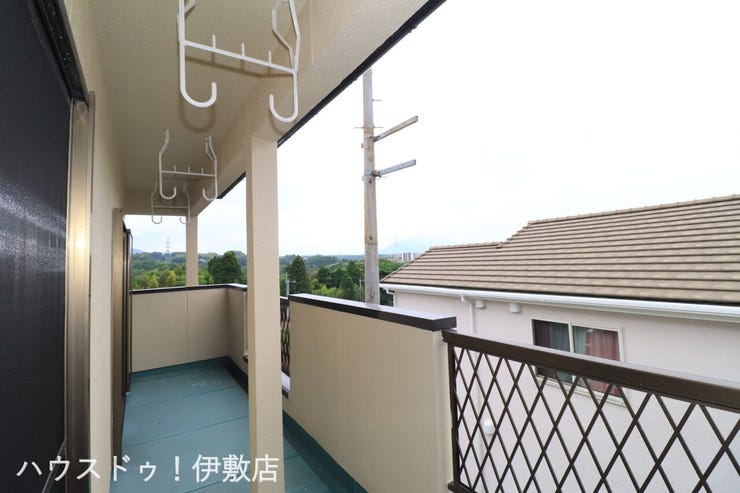 【バルコニー】
屋根付きのバルコニーで急な雨にも安心です