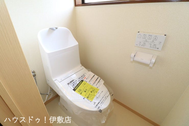 【2Fトイレ】
2カ所に省エネ仕様のトイレ!2階から階段を降りなくてもいいので、お部屋からの移動が短縮できます。