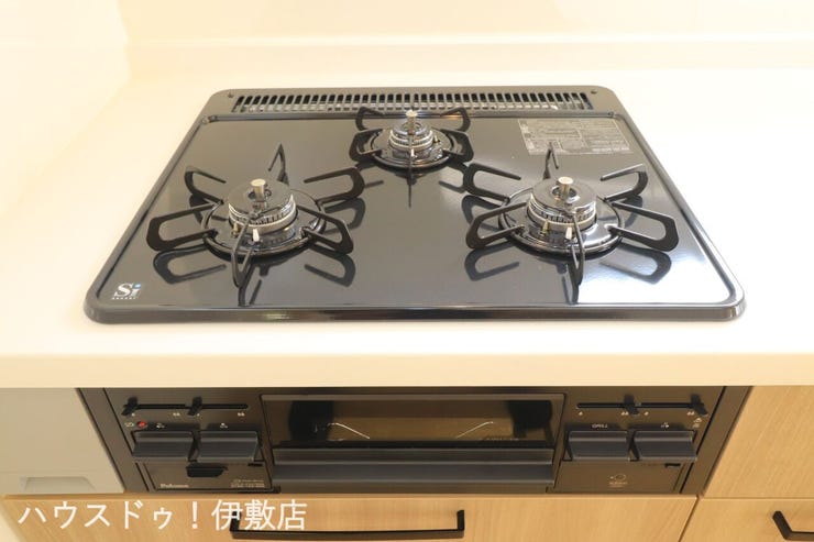 【三口ガスコンロ】
キッチンには三口ガスコンロを採用。IHでは物足りない方にはおすすめです