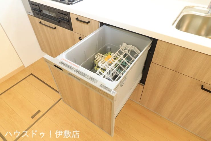 【食器洗浄乾燥機】
キッチンには人気の食洗機を搭載!
日々の家事の手間を低減してくれます。