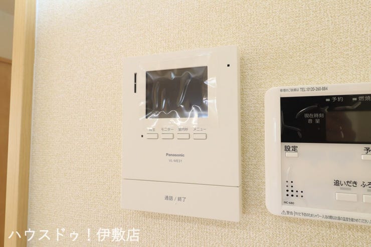 【モニター付きインターホン】
誰が来てもわかるモニター付き♪女性が一人で家にいてもこれなら安心