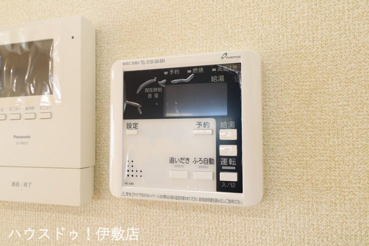 【給湯器リモコン】
オートバス機能付きで、スイッチ一つでお湯が沸きます