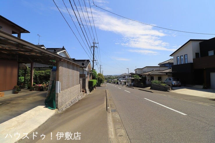 【前面道路】
西側前面道路、南方向
歩道付きの前面道路です