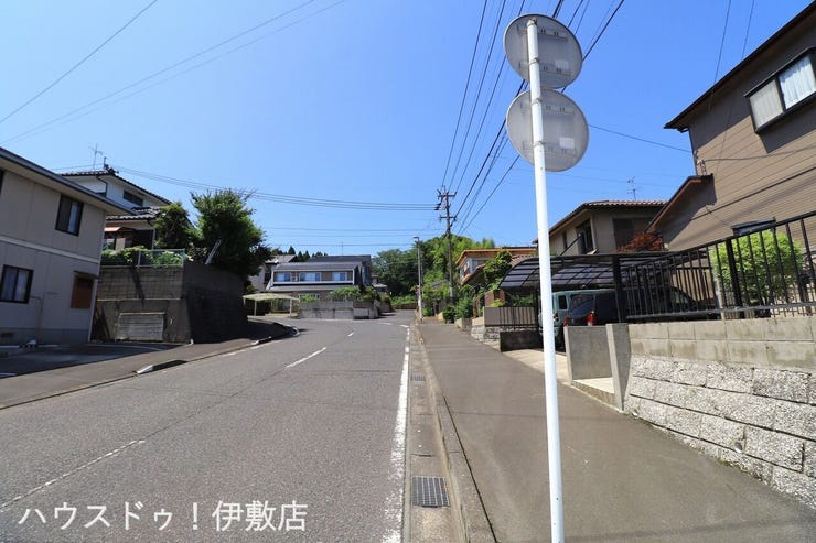 【前面道路】
西側前面道路、北方向
歩道付きの前面道路です