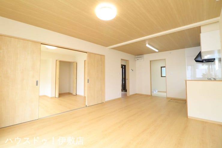 【リビング】
床と天井が木目調になっており、開放感のある空間