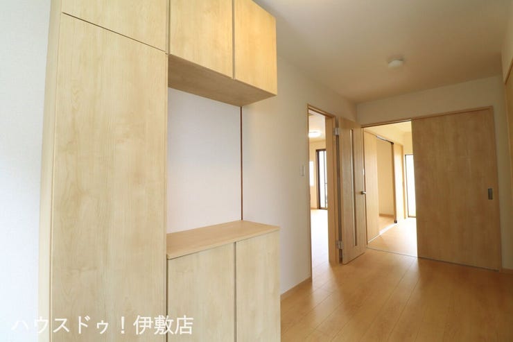 【玄関】
広々とした玄関で、ゆとりを持って行動できそうです