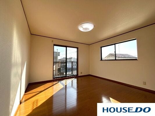 二面採光で一日中明るく、どの時間帯でも快適です♪
木目フロアが温かみを演出し、家具が合わせやすい