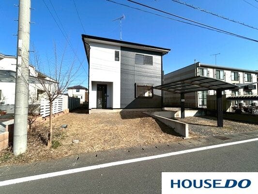 カーポート付きで雨の日の送迎や荷物の積み下ろしが楽々です!
前面道路が広く、駐車が苦手な方でも安心♪