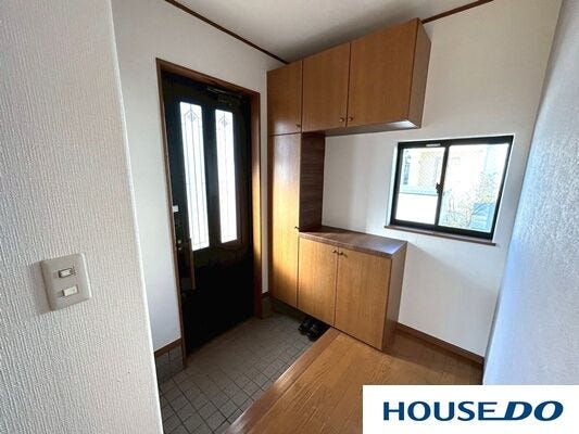 縦スリットのドアから自然光が入り、玄関が暗くなりません
収納が上下にしっかりあり、靴や小物がすっきり片付けられます