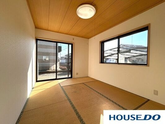 二面採光で一日中明るく、自然と気持ちが落ち着きますね♪
畳の柔らかさが、くつろぎの時間をつくりますね