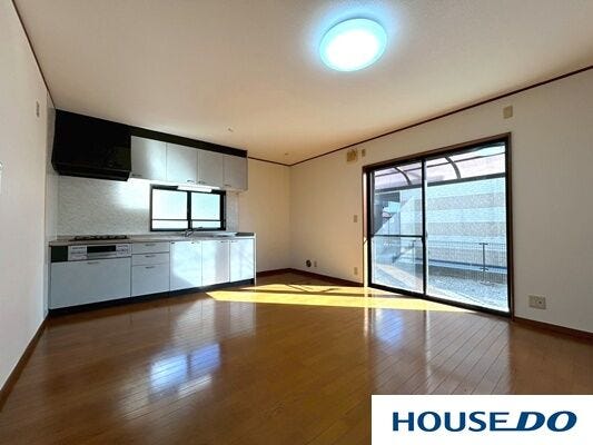 キッチンからリビング全体を見渡せる、使い勝手の良い配置
生活感が出にくいスッキリしたデザインで、家具が合わせやすい