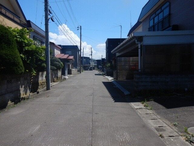 主要道路まで一直線の動線で、迷わずスムーズに通勤できる立地です。