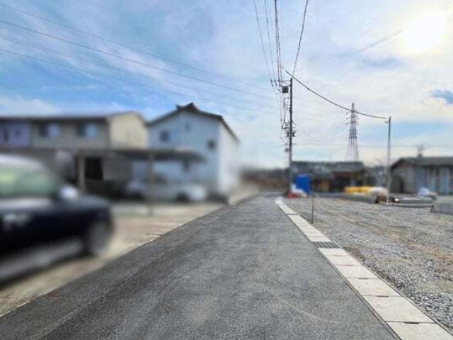 幅員約4mの前面道路です。車がすれ違うには厳しい道幅ですが、車はスピードを抑えて走行するので、お子様にも安全な道幅となっています。
(2026年2月5日 撮影)