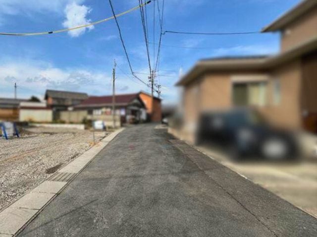 幅員約4mの前面道路です。車1台が余裕を持って通れる道幅です。車はスピードを控えるので事故率の軽減や歩行者も安心して通行できます。
(2026年2月5日 撮影)