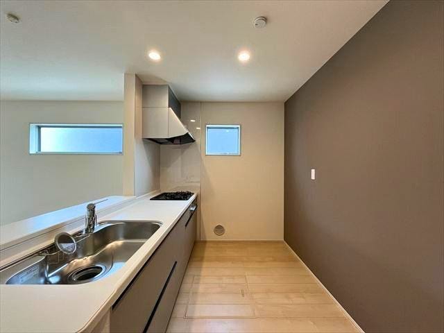水場をまとめた動線◎のキッチンはアクセントクロスをバックに存在感があり、家族を見守りながらお料理ができる対面式です
(2026年5月14日 撮影)