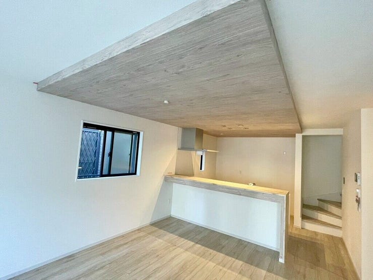 【kitchen】おしゃれな折下げ天井が特徴のキッチン。上質な雰囲気を演出します。