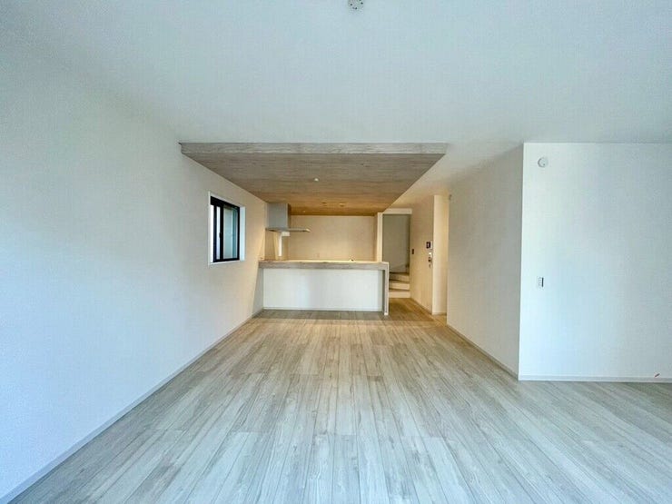 【Living】広々としたリビングは、大きな窓から自然光が差し込む温かな空間です。