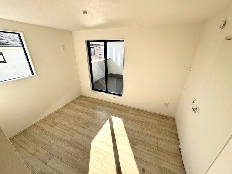 【Bedroom】ベッドとデスクを置いてもゆとりのある、使い勝手の良い広さの洋室です。